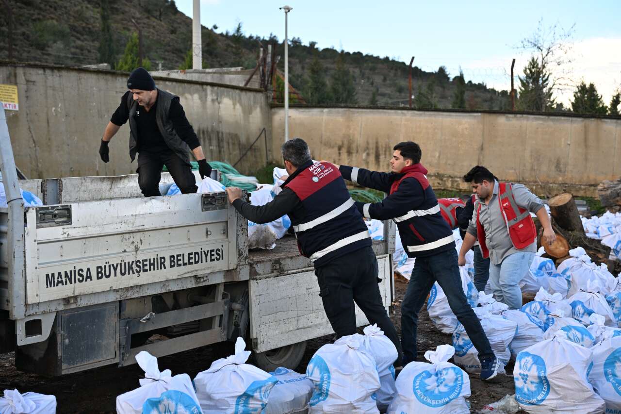Manisa’da budanan ağaçlar yakacağa dönüştü: İhtiyaç sahiplerinin evine ulaştı 4
